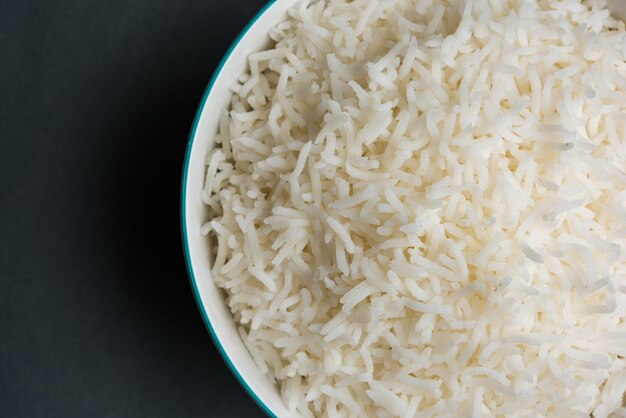 Il riso lungo basmati in forma cotta è un piatto principale indiano, servito in una ciotola. messa a fuoco selettiva