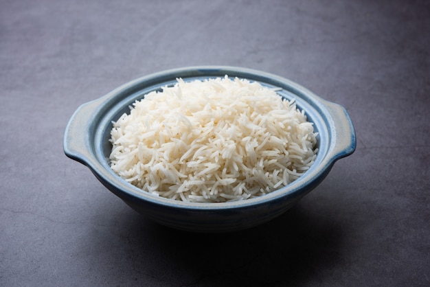 Il riso semplice cotto lungo basmati aromatico è un piatto principale indiano, servito in una ciotola. messa a fuoco selettiva