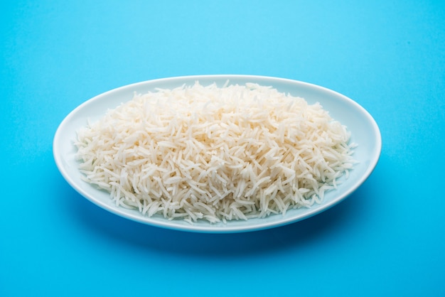 Il riso semplice cotto lungo basmati aromatico è un piatto principale indiano, servito in una ciotola. messa a fuoco selettiva