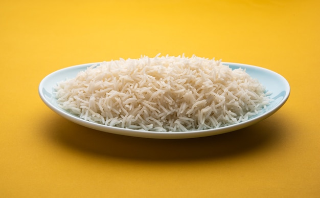 Il riso semplice cotto lungo basmati aromatico è un piatto principale indiano, servito in una ciotola. messa a fuoco selettiva