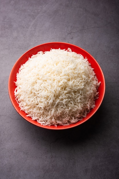 Il riso semplice cotto lungo basmati aromatico è un piatto principale indiano, servito in una ciotola. messa a fuoco selettiva