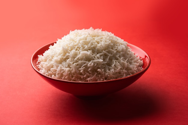Il riso semplice cotto lungo basmati aromatico è un piatto principale indiano, servito in una ciotola. messa a fuoco selettiva
