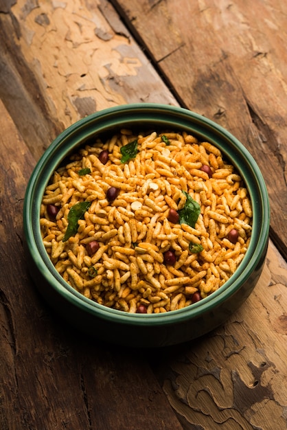Il riso soffiato Chivda è un articolo bhel salato e piccante realizzato con murmura o murpure, cibo indiano