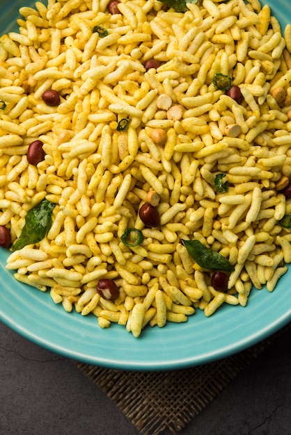 Il riso soffiato Chivda è un articolo bhel salato e piccante realizzato con murmura o murpure, cibo indiano