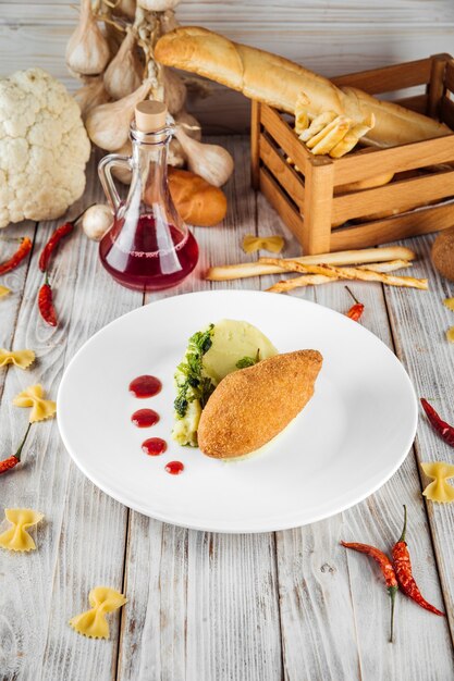 Il ristorante serve cotoletta di pollo alla Kiev con purè di patate e salsa di mirtilli rossi