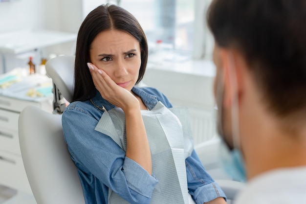 Il ritratto del cliente è sconvolto dal dolore nell'ufficio del dentista