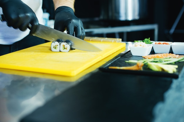 Il ritratto del cuoco unico che prepara arriva a fiumi l'alimento fresco e saporito del Giappone della cucina,