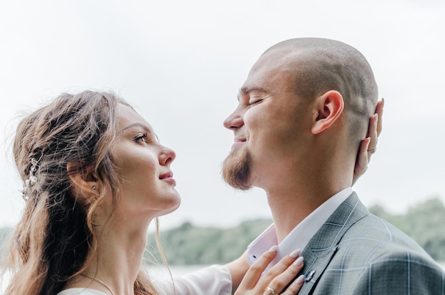 Il ritratto del primo piano dell'abbraccio e del sorriso delle spose delle coppie di matrimonio