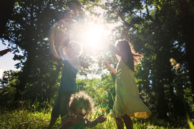 Il ritratto della donna si rilassa il concetto grazioso all&#39;aperto della natura