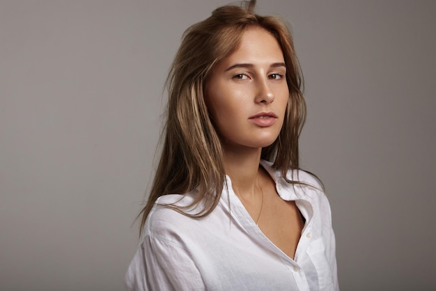 Il ritratto della giovane donna indossa la camicia dell'uomo bianco