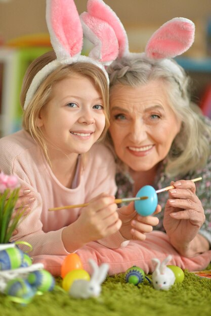 Il ritratto della nonna e della nipote dipingono le uova di Pasqua