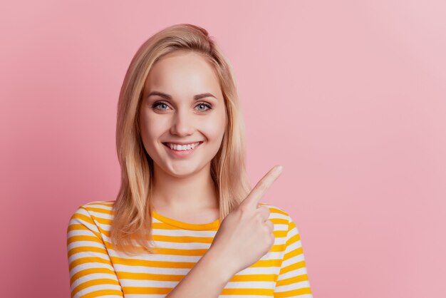 Il ritratto della ragazza del consigliere indica lo spazio vuoto del dito su fondo rosa