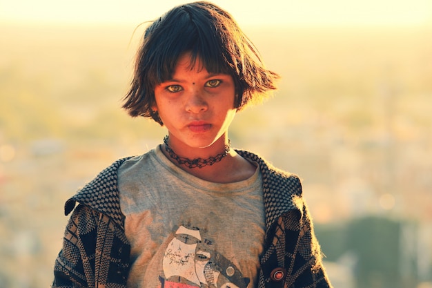 Il ritratto della ragazza prova a vendere il souvinir sulla via nel Ragiastan, India
