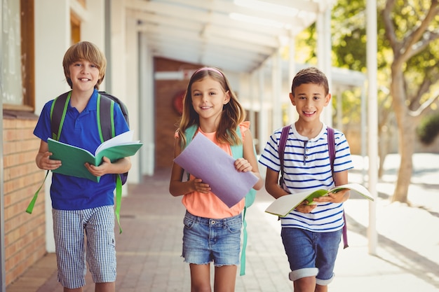 Il ritratto della scuola sorridente scherza la condizione in corridoio della scuola