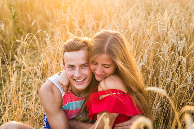 Il ritratto delle coppie romantiche abbraccia nel campo