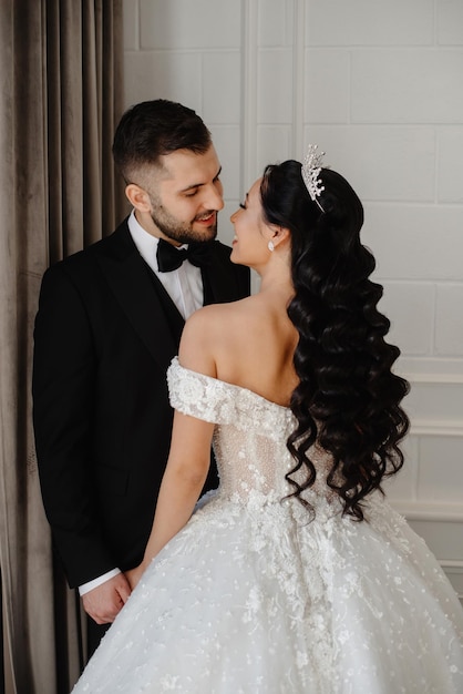 il ritratto dello sposo che guarda la sposa