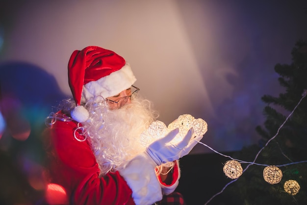 Il ritratto di Babbo Natale decora l'albero di Natale in casaThailandia peopleXmas festival