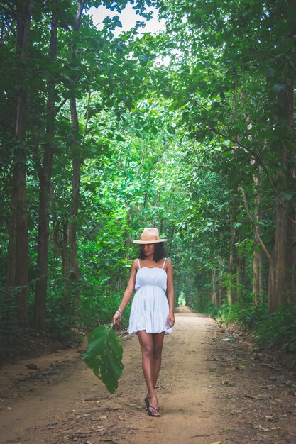 Il ritratto di bella donna asiatica gode di all&#39;aperto naturale alla foresta