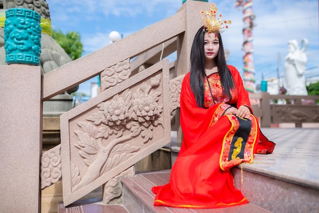 Il ritratto di bella donna asiatica indossa l'antico abito cinese in stile tailandese scene di film cinesi