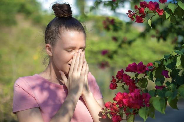 Il ritratto di bella giovane donna allergica soffre di allergia ai pollini o freddo su naturale