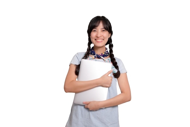 Il ritratto di bella giovane donna asiatica freelance felice in vestito dal denim che utilizza il lavoro del computer portatile con successo su fondo bianco