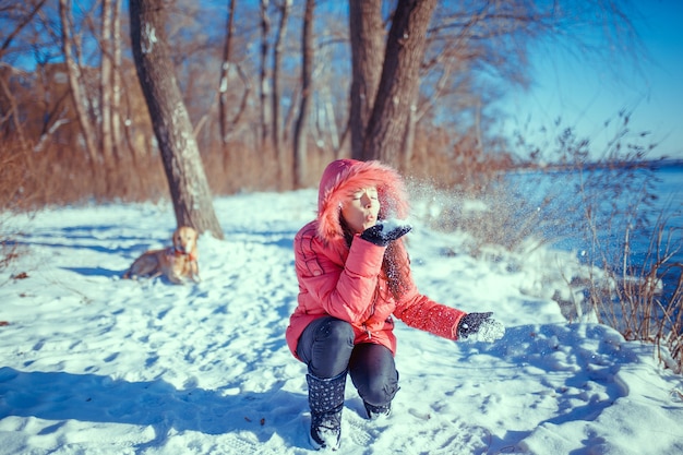 Il ritratto di bella ragazza di inverno sorride felice gode delle vacanze invernali