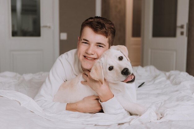 Il ritratto di un adolescente sta scherzando con l'animale domestico nello spazio della stanza per il testo Foto di alta qualità