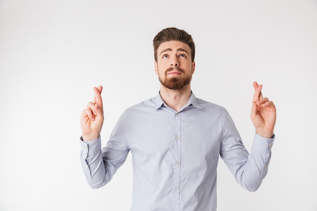 Il ritratto di un giovane bello si è vestito in camicia