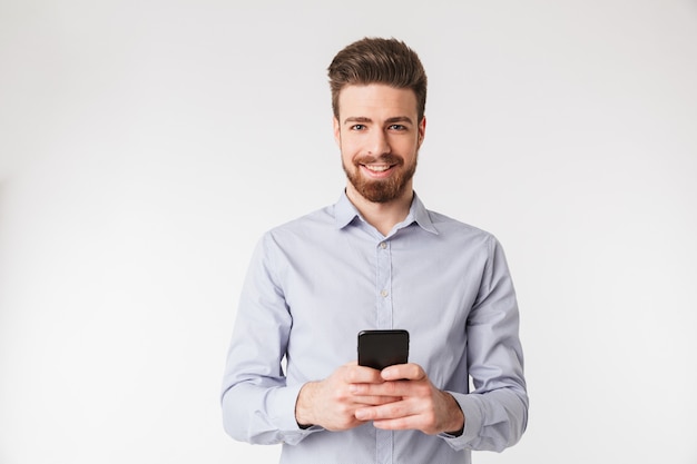 Il ritratto di un giovane felice si è vestito in camicia