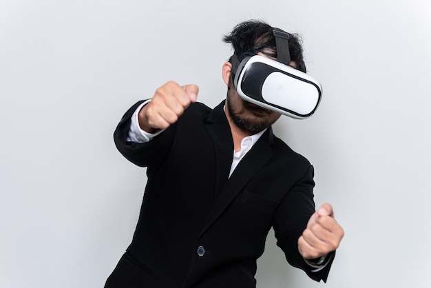 Il ritratto di un giovane uomo d'affari indossa occhiali VR per realtà virtuale su sfondo bianco Gioca a un'auto da gioco
