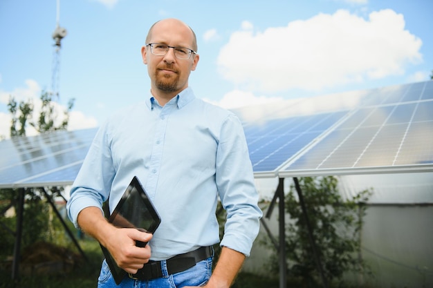 Il ritratto di un ingegnere fiero sorride soddisfatto del suo lavoro di successo Concetto energia rinnovabile tecnologia elettricità servizio energia verde