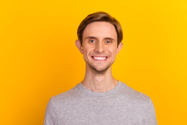 Il ritratto di un ragazzo allegro positivo sente un sorriso a trentadue denti ottimista isolato su uno sfondo di colore vibrante