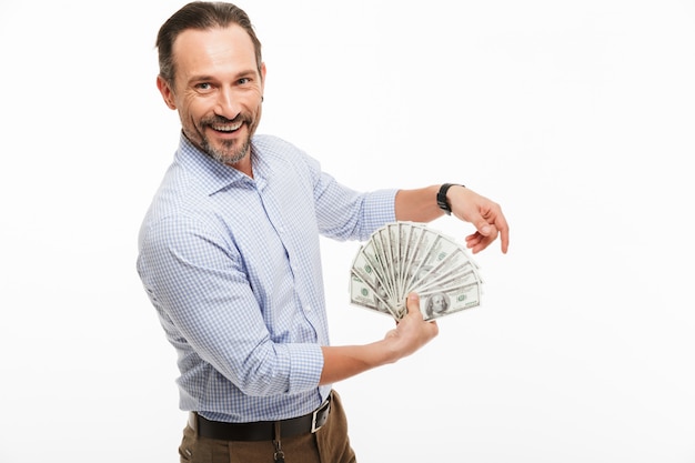 Il ritratto di un uomo maturo felice si è vestito in camicia