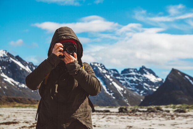 Il ritratto di un viaggiatore è un fotografo professionista che scatta foto di paesaggi naturali