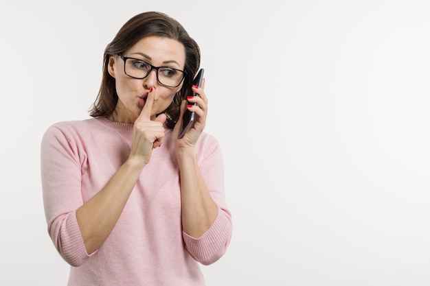 Il ritratto di una donna racconta segreti e pettegolezzi sul cellulare