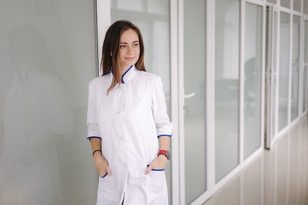 Il ritratto di una dottoressa sta il concetto moderno luminoso della medicina dell'ospedale