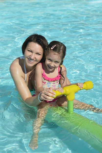 Il ritratto di una famiglia felice si rilassa in piscina