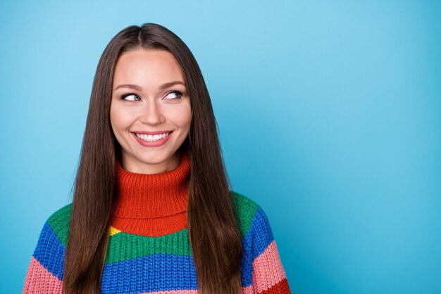 Il ritratto di una ragazza dolce e simpatica ha un bell'aspetto copyspace indossa un maglione alla moda elegante e alla moda isolato su uno sfondo di colore blu