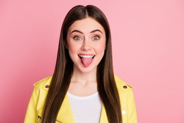 il ritratto di una ragazza incurante funky mostra la lingua fuori