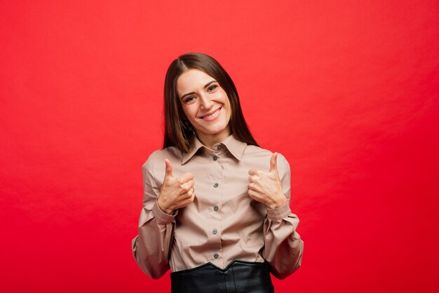 Il ritratto femminile isolato sul backgroud rosso dello studio.