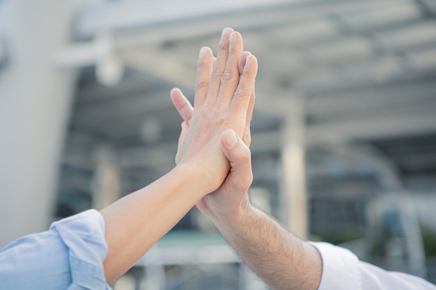 Il riuscito uomo d'affari si unisce le mani dopo il buon affare.