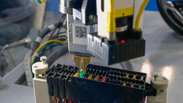 Il robot automatico di fabbricazione del primo piano che estrae un concetto di fabbricazione industriale del chip estrae e