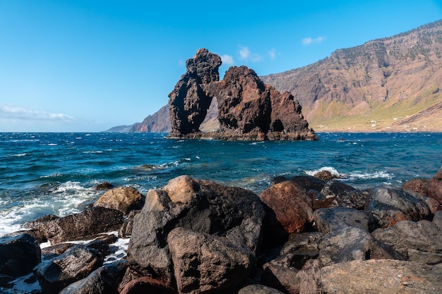 Il Roque de la Bonanza nella baia di Las Playas sull'isola di El Hierro Isole Canarie Spagna creato dopo l'attività eruttiva del vulcano Tinor