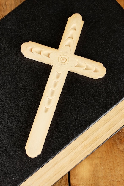 Il Rosario in legno perline e la Sacra Bibbia sul primo piano di legno del fondo