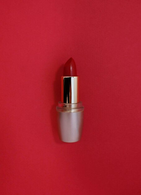 Il rossetto compone la bellezza. Rossetto Su Sfondo Rosso.