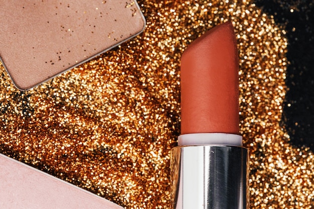 Il rossetto marrone si trova sul glitter dorato