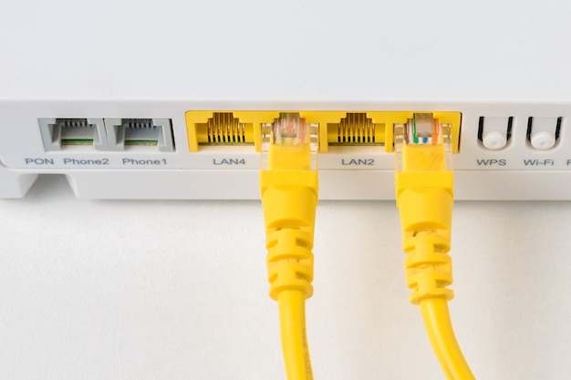 Il router senza fili domestico con i cavi di Ethernet ha inserito, primo piano