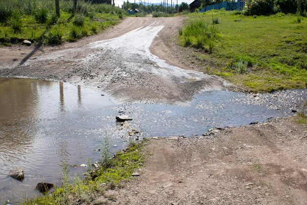 Il ruscello si è riversato fuoristrada sulla strada del villaggio