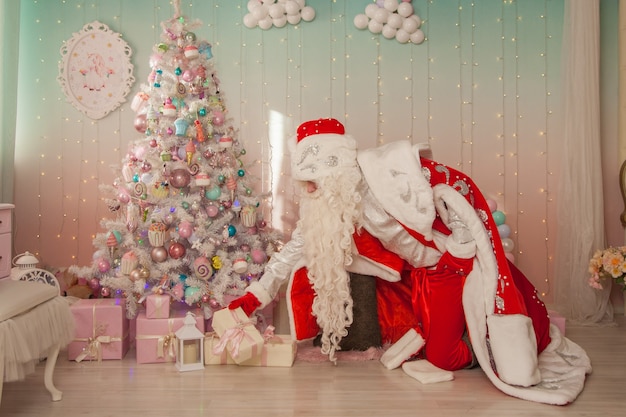 il russo babbo natale nonno gelo mette un regalo sotto l'albero di natale