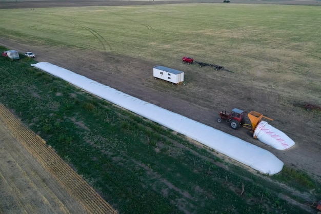 Il sacco del silo lavora nello stoccaggio del grano della campagna della pampa a La Pampa Argentina